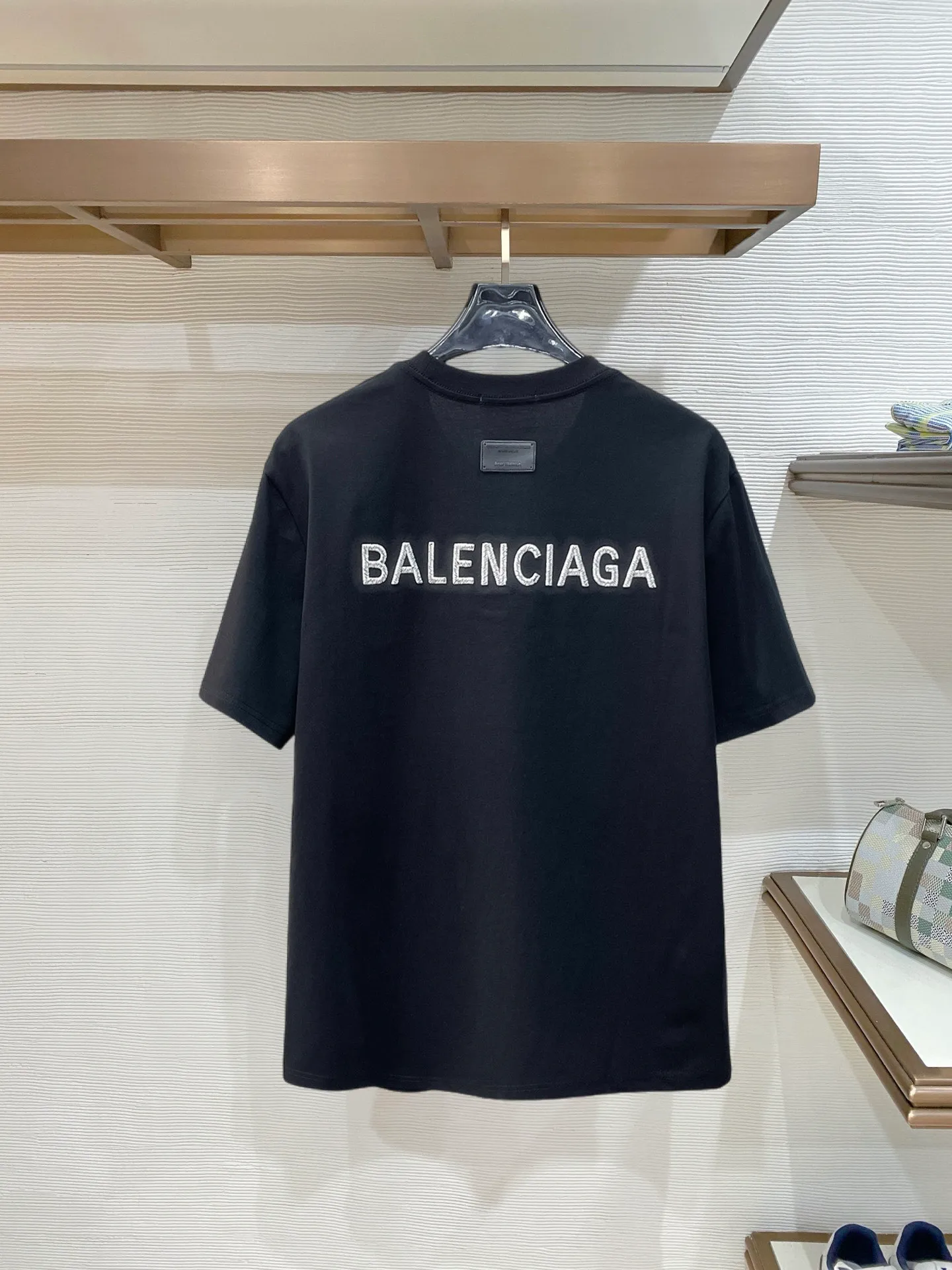 Balenciaga's high-end top-quality products 🐮2026 Spring and Summer New Arrival first counter, the latest New Arrival short-sleeved round neck T-shirt, Premium customized design, avant-garde and fashionable! Brand logo heavy craftsmanship design Premium customized 260g fabric. Soft to the touch. Comfortable to wear. Counter-level exquisite stitching. Fine workmanship. The upper body effect is incomparably handsome! A must-have item for men and women with the same style! Sizes: S~XXL When placing an order, please state your height and weight. The maximum wearing size is 210 pounds (one size larger)